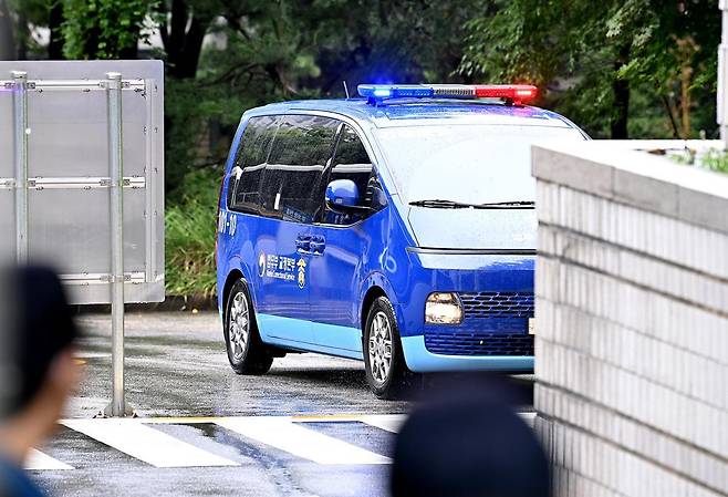 18일 오전 구속 수감된 윤석열 전 대통령이 탄 호송차가 서울 서초구 서울중앙지법으로 들어서고 있다. 구속 이후 특검 조사를 거부해 온 윤 전 대통령은 이날 법원에서 열린 구속적부심 심문에 직접 출석했다. 사진공동취재단
