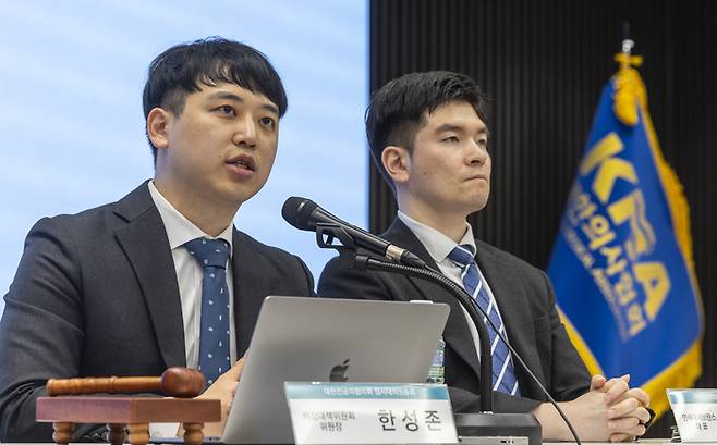한성존 대한전공의협의회 비상대책위원장(왼쪽)이 19일 서울 용산구 대한의사협회 대강당에서 열린 전공의협의회 임시대의원 총회에서 인사말을 하고 있다. (자료: 연합뉴스)
