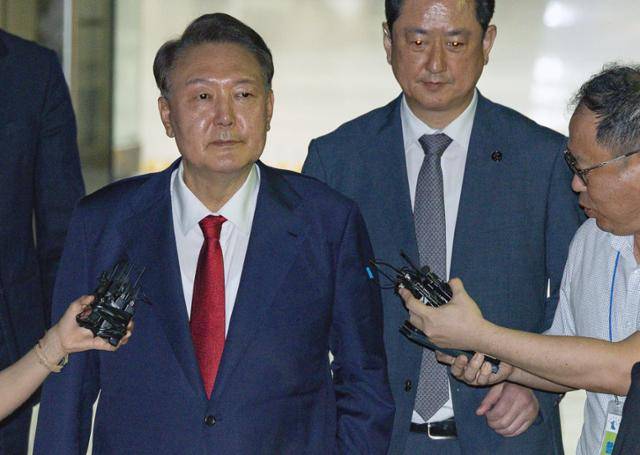 윤석열 전 대통령이 9일 서울 서초구 서울중앙지법에서 열린 2차 구속 전 피의자 심문(영장실질심사)을 마친 뒤 서울구치소로 향하고 있다. 사진공동취재단