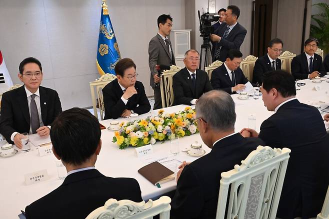 이재명 대통령이 6월 13일 서울 용산 대통령실 청사에서 열린 경제단체와 기업인 간담회에서 최태원 대한상의 회장(앞줄 오른쪽 첫째)의 발언을 듣고 있다. 대통령실사진기자단