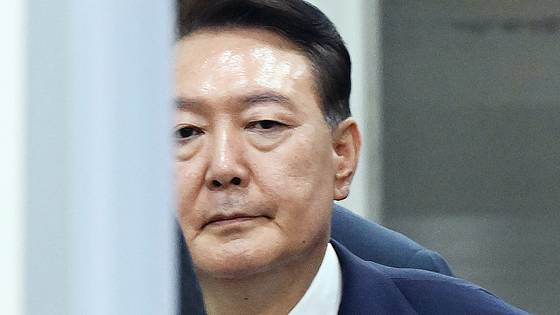 윤석열 전 대통령이 지난 9일 밤 서울중앙지법에서 구속 전 피의자심문(영장실질심사)을 마친 뒤 대기장소인 서울구치소로 이동하고 있다. 뉴스1