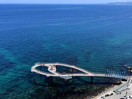 동해 묵호항의 해랑전망대. '검을 묵(墨)'을 이름 앞에 쓰는 묵호의 바다는 유난히 짙푸르다. 김홍준 기자