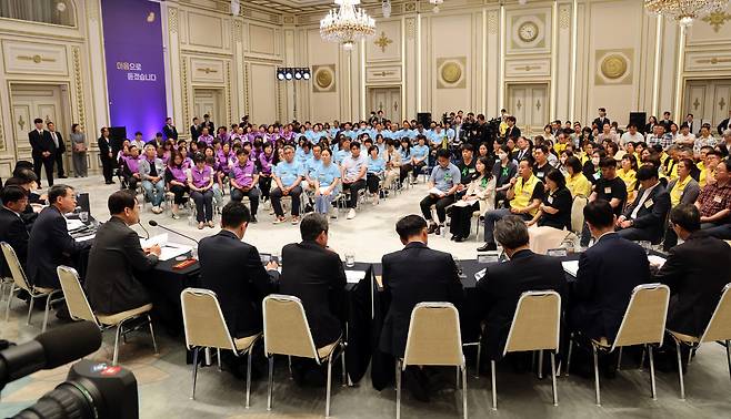 이재명 대통령을 비롯한 대통령실과 정부 관계자, 여당 의원 등이 16일 청와대 영빈관에서 열린 ‘기억과 위로, 치유의 대화’ 행사에서 사회적 참사 유가족들과 대화하고 있다. 이날 행사에는 세월호·이태원·무안 여객기·오송 지하차도 참사 등 4건의 사회적 참사 유가족 207명이 참석했다. 대통령실사진기자단