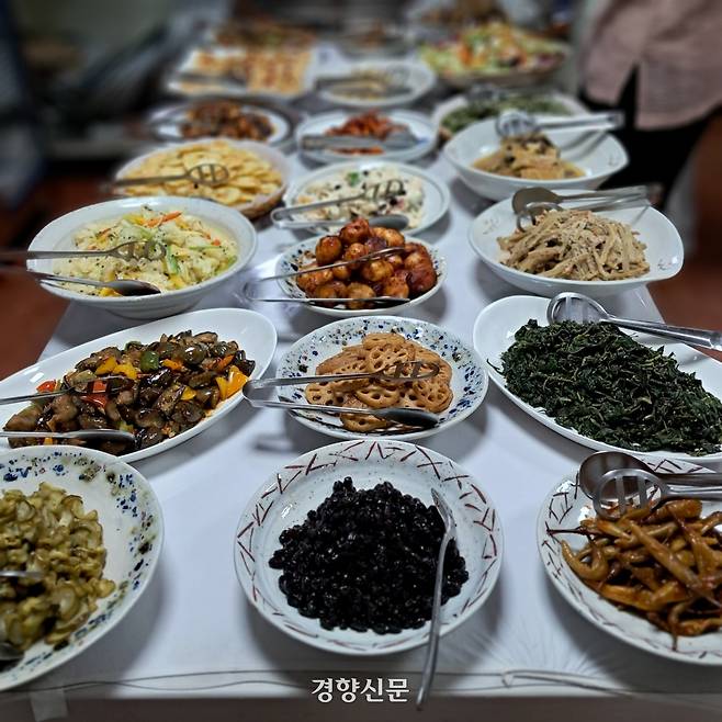 2030 여성들의 핫플레이스로 부상한 석불사의 템플스테이는 끼니마다 스무가지 넘는 반찬으로 탄성을 자아낸다.