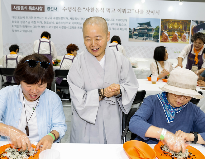 영선사 주지 법송 스님(가운데)이 지난달 열린 사찰음식대축제에서 요리 실습 참가자들에게 설명하고 있다. 불교문화사업단 제공