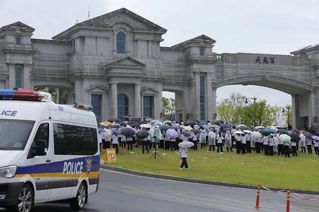 김건희 여사의 각종 의혹들을 수사하는 민중기 특별검사팀이 통일교 시설과 관계자를 대상으로 압수수색에 나선 18일 오전 경기도 가평군 통일교 본부에서 신도들이 집회를 열고 있다. 연합뉴스