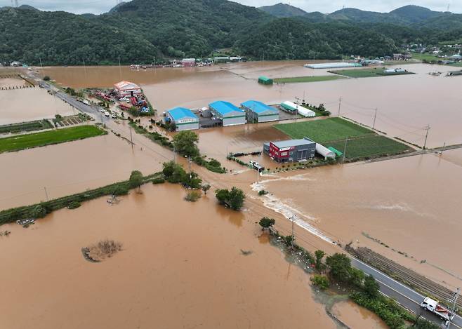 지난 17일 충남 당진시 행정동 일대가 역천 범람으로 침수돼 있다. / 사진 = 뉴스1