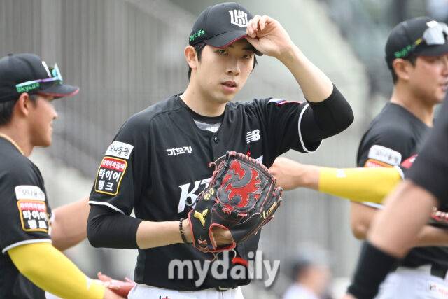 17일 서울 잠실야구장에서 열린 '2025 신한 SOL BANK KBO리그' KT 위즈와 LG 트윈스 더블헤더 1차전 경기. KT 선발 오원석이 그라운드로 들어서고 있다./마이데일리