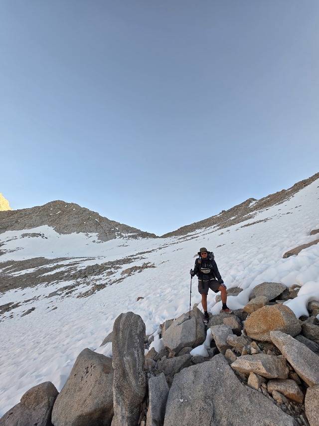 V자로 파인 곳(사진 중앙)이 포레스터 패스. 오르는 것은 어렵지 않았지만 산의 북사면에는 아직 눈이 잔뜩 쌓여서 아이젠을 차고 길을 만들며 내려와야 했다.