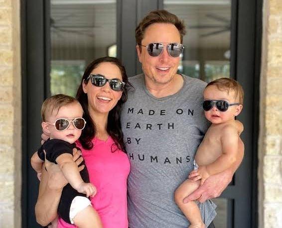 일론 머스크(오른쪽)와 시본 질리스가 아이들과 함께 찍은 사진. X캡처