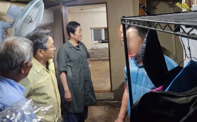 강기정 광주광역시장이 19일 폭우로 큰 피해를 입은 북구 신안교 일원을 찾아 피해상황을 살펴본 뒤에 관계부서에 빠른 복구 지원을 재차 지시하고, 근본적인 재발방지 대책 마련을 위해 방안을 논의하고 있다. 사진 제공=광주광역시