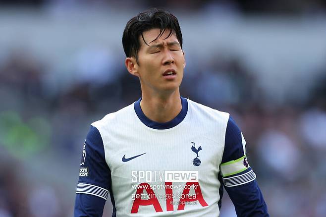 ▲ 토트넘은 손흥민의 팀내 입지를 고려해 거취 결정권을 위임했다. 계약만료까지 손흥민의 뜻에 따르기로 했다. 이적을 원하면 잡지 않고, 잔류를 결정하더라도 강제로 방출하지 않겠다는 입장이다. 실제로 손흥민이 사우디아라비아로 향하려는 뜻을 전달할 수 있다는 예상과 토트넘에 남아 UEFA 챔피언스리그에 마지막으로 도전할 것이라는 의견이 팽팽하게 맞선다.