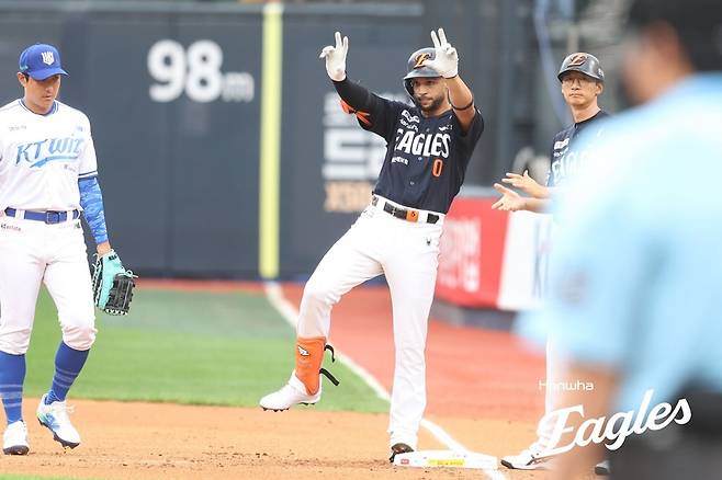 ▲ 안타 치고 1루로 나간 루이스 리베라토 ⓒ 한화 이글스