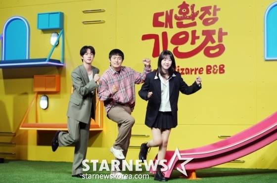 그룹 방탄소년단(BTS) 진, 방송인 기안84, 배우 지예은이 15일 오전 서울 종로구 JW매리어트 동대문에서 열린 넷플릭스 시리즈 새 예능 '대환장 기안장' 기자간담회에서 포즈를 취하고 있다. /2025.04.15 /사진=김휘선 hwijpg@