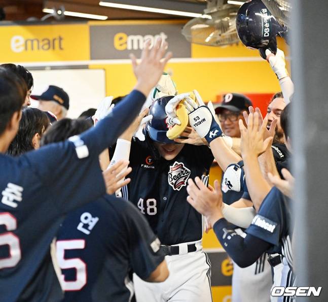 두산 김동준(가운데)이 19일 SSG전 5회초 솔로 홈런을 날린 뒤 더그아웃에서 동료들의 격한 축하를 받고 있다.