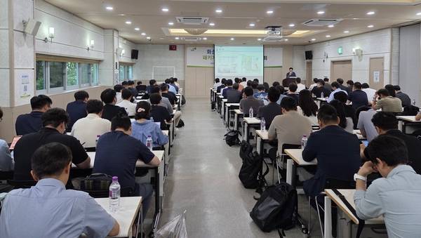 LH가 지난 18일 서울 SETEC 세미나실1에서 동탄2신도시 의료부지 매각에 대한 설명회를 진행 중이다. /화성시 제공