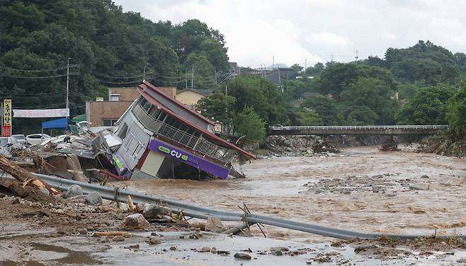 ▲ 20일 가평군 조종면 청군로 인근 편의점이 새벽부터 쏟아진 폭우로 무너져내려 소방관들이 복구작업을 하고 있다./전광현기자 maggie@incheonilbo.com