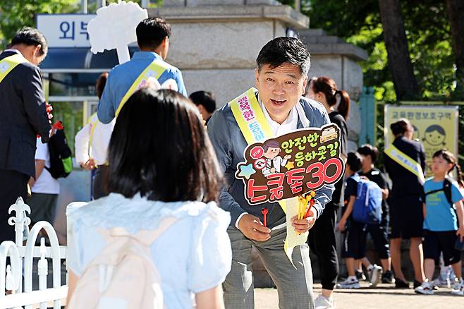 ▲ 인천 남동구가 서창초등학교 주변 어린이보호구역에서 등굣길 교통안전 캠페인을 실시했다. /사진제공=남동구