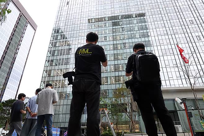 김건희 여사의 의혹들을 수사하는 민중기 특검팀은 지난 19일 언론 공지를 통해 20일 오전 10시 '건진법사 청탁 의혹'의 주요 인물인 통일교 전 세계본부장 윤모씨에 대한 소환조사가 예정됐었으나, 이날 윤씨 측에서 특검과 별도 일정 협의도 없이 일방적으로 연기신청서를 제출했다 고 밝혔다. 사진은 20일 민중기 특별검사 사무실이 마련된 KT광화문빌딩 웨스트 앞 모습. 연합뉴스