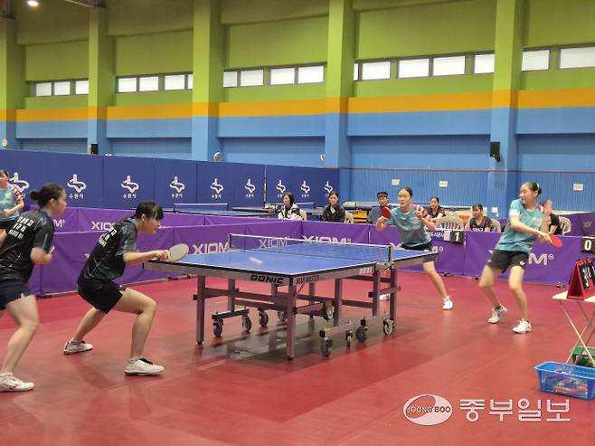 20일 수원국민체육센터서 열린 제106회 전국체육대회 탁구 여고부 경기도대표 3차 선발전 제3복식서 정예인·김하늘(화성도시공사) 조와 김규리·이소망(안양여고) 조의 랠리가 이어지고 있다. 이건우기자