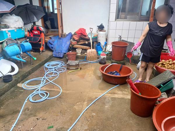 예산군의 한 민가에서 폭우 피해를 입은 집을 정리하고 있다. 사진=권혁조 기자.