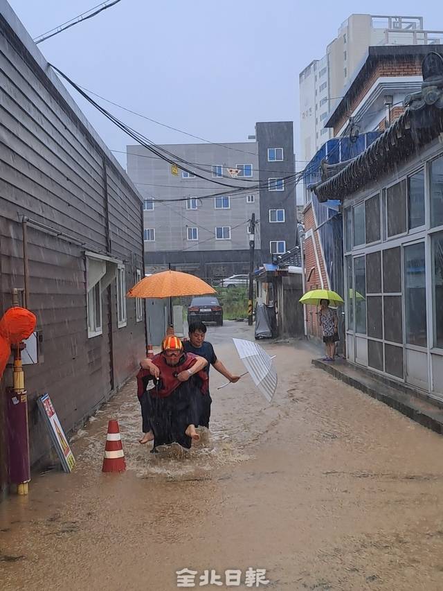 임실소방서 대원이 마을 주민을 구조하고 있다. 임실소방서 제공