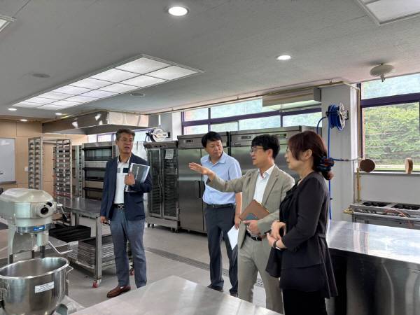 대경대학교 전공교수가 직접 'ExpUp Station 뺑오쇼콜라'의 운영 방식과 다양한 실습 사례를 상세히 설명하고 있다.(좌 한라대 관계자와 우 대경대 전공교수). 대경대.