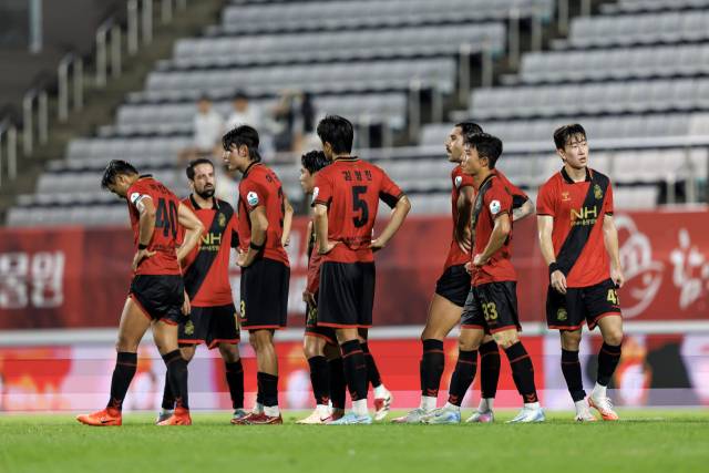 20일 창원축구센터에서 열린 ‘K리그2 2025’ 21라운드 인천과의 경기에서 0-2로 패한 경남FC가 경기 종료 후 아쉬워하고 있다./경남FC/