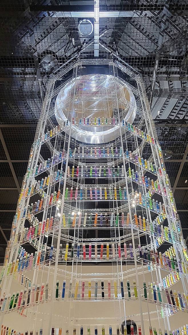 전남도립미술관 '기다려-색!'에 전시 중인 정정하 작 'Light Pixel 천 개의 이야기.전남도립미술관 제공