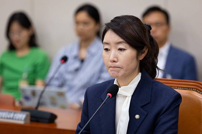 사진 = 강선우 여성가족부 장관 후보자가 지난 14일 국회에서 열린 인사청문회에 출석해 굳은 표정을 짓고 있다.(출처 : 뉴스1)