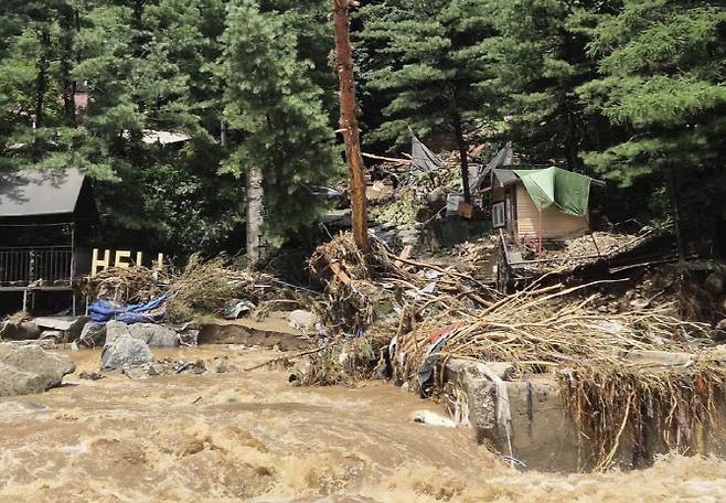 20일 경기 가평군 조종면 마일1리 한 펜션에서 산사태가 발생해 일가족 3명이 매몰된 것으로 추정된다. (사진=뉴스1)