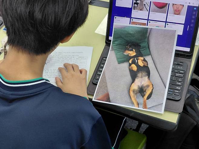 서울 송파구의 한 중학교에서 학교자율시간으로 개설한 ‘나를 알고 함께 하는 성장’ 수업 중 학생이 에세이를 작성하고 있다. (사진=김응열 기자)