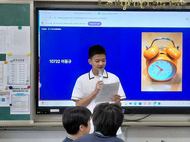 서울 송파구의 한 중학교에서 학교자율시간으로 개설한 ‘나를 알고 함께 하는 성장’ 수업 중 학생이 발표하고 있다. (사진=김응열 기자)