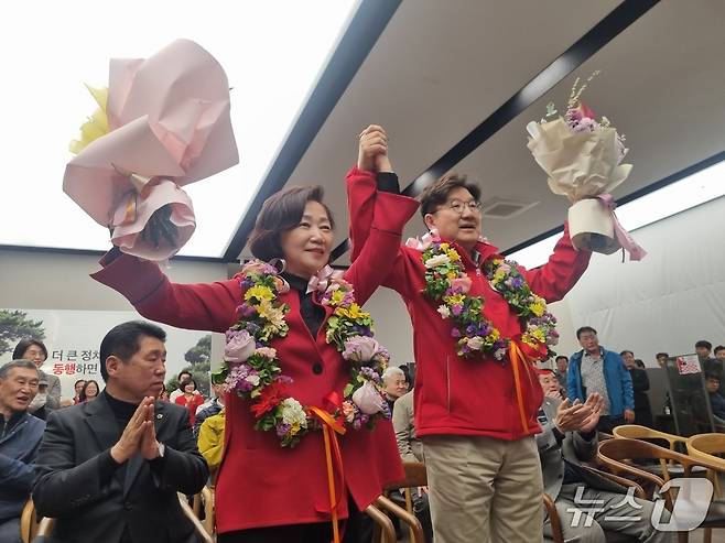 지난 22대 총선 강릉 지역구에서 5선에 성공한 권성동 의원과 부인 김진희 씨.(뉴스1 DB)