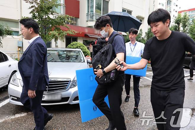 12·3 비상계엄 사태 관련 내란·외환 사건을 수사하는 내란 특검팀이 지난 17일 오전 서울 강남구 압구정동에 위치한 이상민 전 행정안전부 장관 자택에서 압수수색을 마친 뒤 압수품을 들어 나오고 있다. 2025.7.17/뉴스1 ⓒ News1 장수영 기자