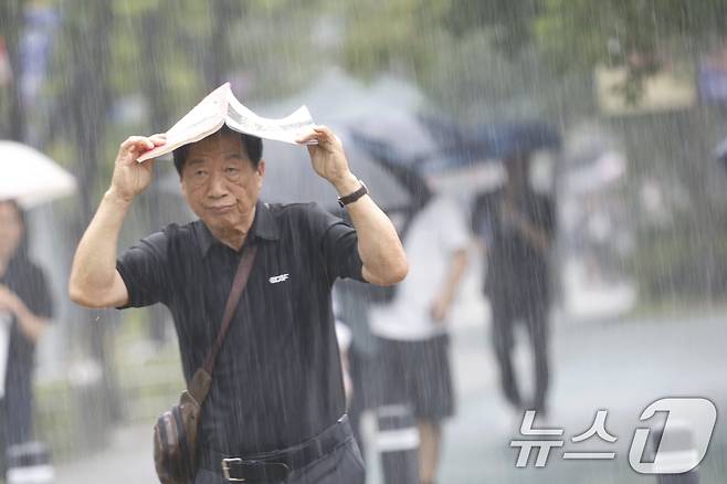최근 광주·전남에 내린 물폭탄에 이어 19일 광주 서구 치평동에 다시 비가 내리자 시민들이 발걸음을 재촉하고 있다. ⓒ News1 김태성 기자