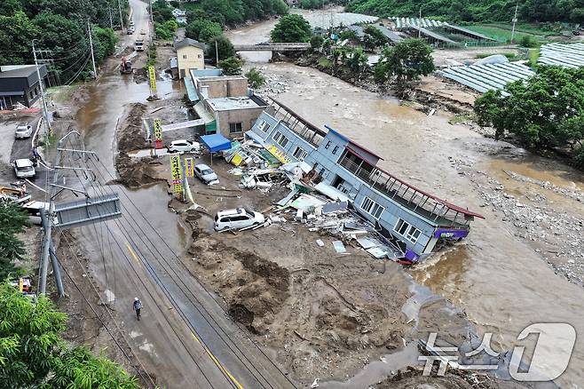 20일 경기 가평군 조종면의 한 편의점 건물이 집중호우에 무너져 내려 있다. 2025.7.20/뉴스1 ⓒ News1 신웅수 기자