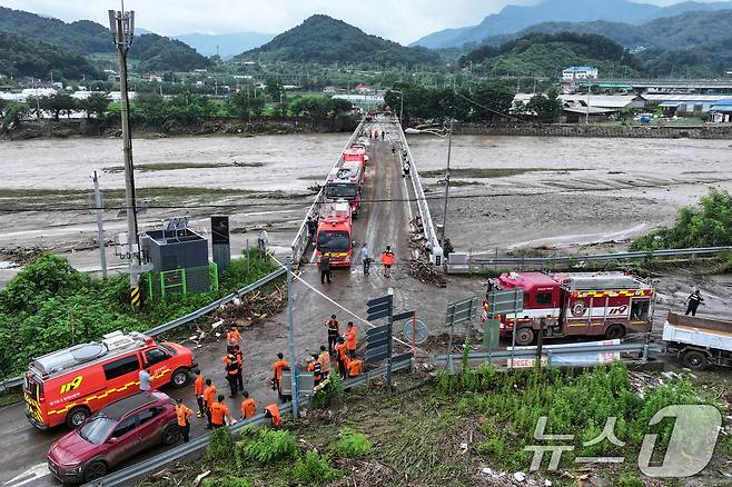 20일 경기 가평군 조종면 대보교에서 물이 범람하는 사고가 발생해 소방대원들이 현장을 통제하고 있다. 이번 사고로 80대 남성이 급류에 휩쓸려 실종됐다. 2025.7.20./뉴스1 ⓒ News1 신웅수 기자