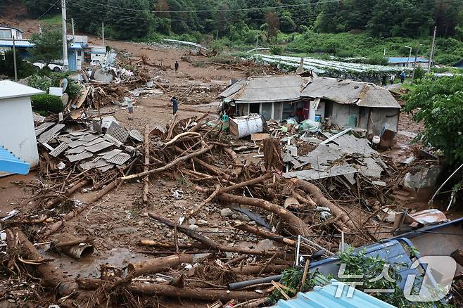 20일 경기 가평군 신상리의 한 야산에서 산사태가 발생해 주택이 파손되어 있다. 2025.7.20/뉴스1 ⓒ News1 신웅수 기자