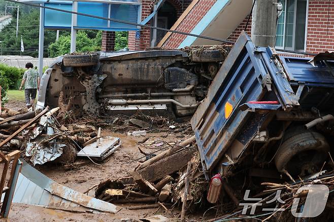 20일 경기 가평군 신상리의 한 야산에서 산사태가 발생해 차량이 파손되어 있다. 2025.7.20/뉴스1 ⓒ News1 신웅수 기자
