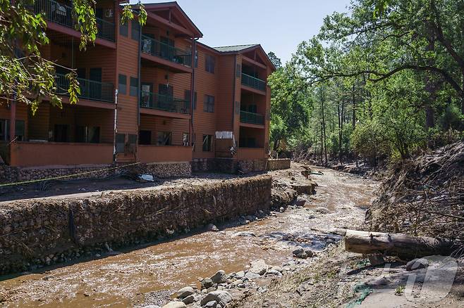 미국 텍사스주와 접경한 뉴멕시코주에서도 홍수가 9일 발생해 건물과 도로가 손상됐다. 2025.7.9 ⓒ 로이터=뉴스1 ⓒ News1 강민경 기자