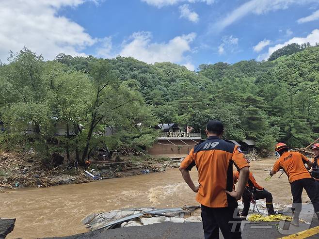 20일 경기 가평군 조종면 마일1리 한 펜션에서 산사태가 발생하고 다리가 끊기면서 투숙객들이 고립됐다. 이 펜션 1개 동엔 일가족 3명이 매몰된 것으로 추정된다. 2025.7.20/뉴스1 ⓒ News1 양희문 기자