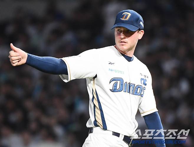 30일 창원 NC파크에서 열린 한화-NC전. 7회초 무사 1, 2루에서 라일리가 교체되며 선수들을 격려하고 있다. 창원=정재근 기자 cjg@sportschosun.com/2025.5.30/