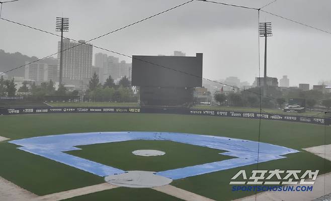 경기 취소 결정 후 다시 폭우가 쏟아진 19일 광주기아챔피언스필드. 광주=김민경 기자