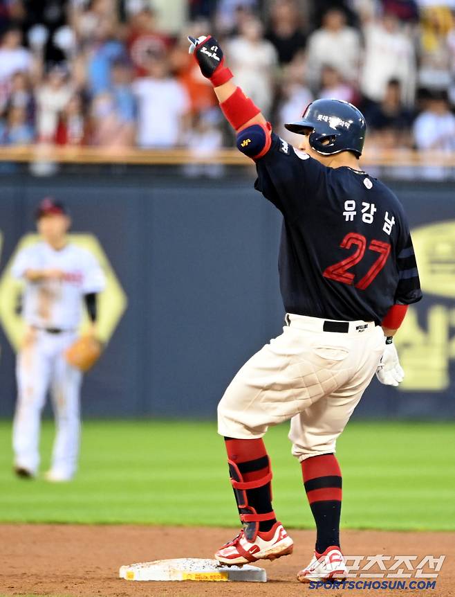 19일 잠실야구장에서 열린 롯데와 LG의 경기, 4회초 1사 1,2루 롯데 유강남이 2타점 2루타를 치고 기뻐하고 있다. 잠실=허상욱 기자wook@sportschosun.com/2025.07.19/