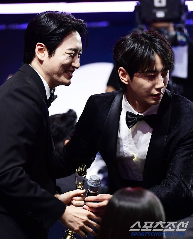 제4회 청룡시리즈어워즈(Bluedragon Series Awards)가 18일 인천 파라다이스시티에서 열렸다. 업비트 인기스타상을 수상한 이준혁을 이준영이 축하해주고 있다. 인천=허상욱 기자 wook@sportschosun.com/2025.07.18/