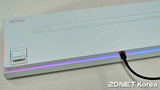 유선 연결용 USB-C 단자는 정 중앙에 배치했다. 키보드 아래에도 LED 조명이 있다. (사진=지디넷코리아)