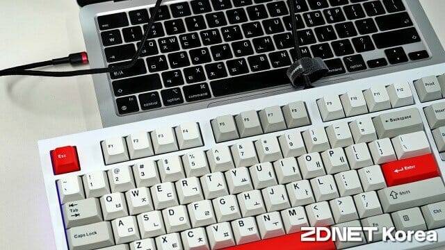 맥OS 모드 선택시 스페이스 바 왼쪽 기능키 3개 배열이 맥과 정확히 대응한다. (사진=지디넷코리아)