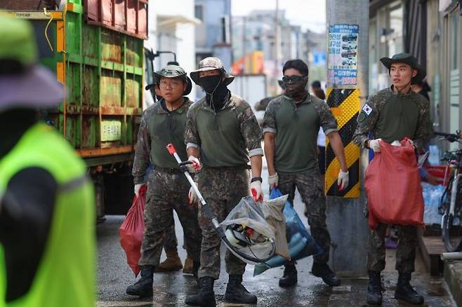 제31사단 장병들이 20일 광주 북구 신안동에서 수해 복구 작업을 하고 있다. 연합뉴스