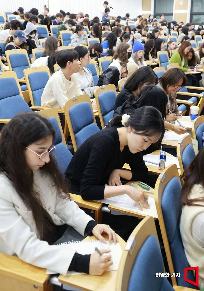지난해 연세대학교 언어연구교육원 한국어학당에서 열린 외국인 한글백일장 모습.